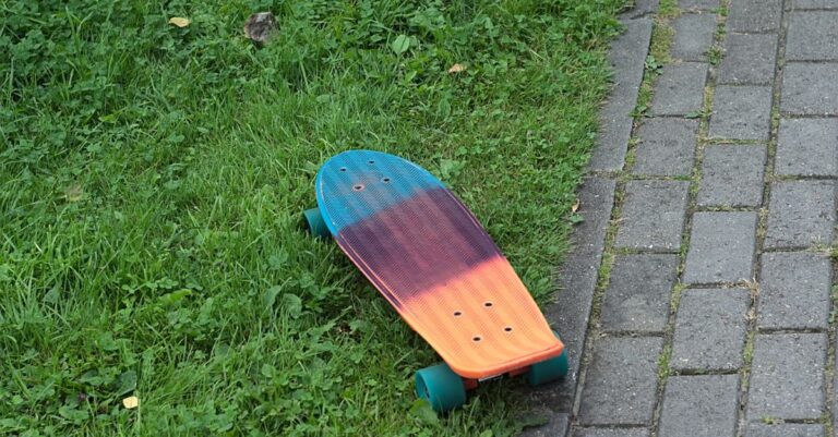 5 Best Skateboards for 6 Year Olds + How to Start